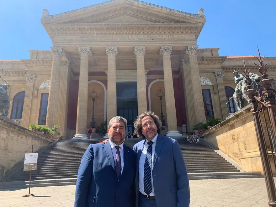 Incontro istituzionale a Palermo davanti al Teatro Massimo
